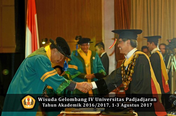 Wisuda Unpad Gel IV TA 2016_2017 Fakultas ISIP oleh  Rektor  020