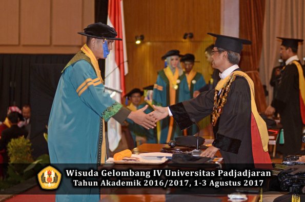 Wisuda Unpad Gel IV TA 2016_2017 Fakultas ISIP oleh  Rektor  022