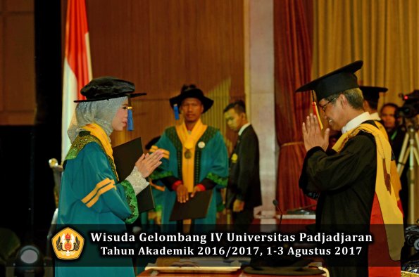 Wisuda Unpad Gel IV TA 2016_2017 Fakultas ISIP oleh  Rektor  023