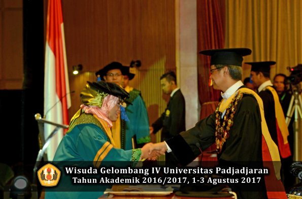 Wisuda Unpad Gel IV TA 2016_2017 Fakultas ISIP oleh  Rektor  025