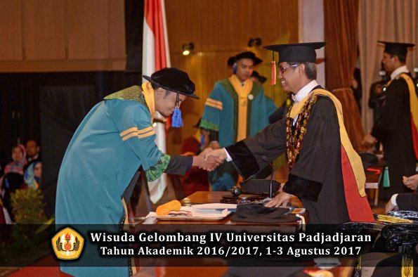 Wisuda Unpad Gel IV TA 2016_2017 Fakultas ISIP oleh  Rektor  027
