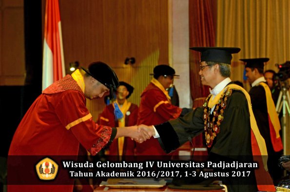 Wisuda Unpad Gel IV TA 2016_2017 Fakultas ISIP oleh  Rektor  030