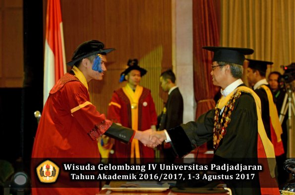 Wisuda Unpad Gel IV TA 2016_2017 Fakultas ISIP oleh  Rektor  033