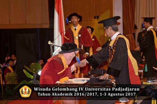 Wisuda Unpad Gel IV TA 2016_2017 Fakultas ISIP oleh  Rektor  036