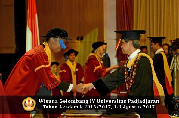 Wisuda Unpad Gel IV TA 2016_2017 Fakultas ISIP oleh  Rektor  037