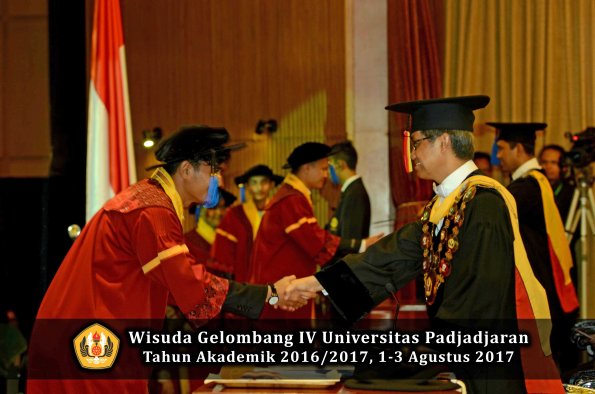 Wisuda Unpad Gel IV TA 2016_2017 Fakultas ISIP oleh  Rektor  039