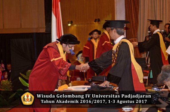 Wisuda Unpad Gel IV TA 2016_2017 Fakultas ISIP oleh  Rektor  044
