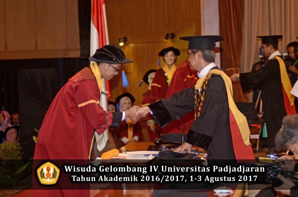 Wisuda Unpad Gel IV TA 2016_2017 Fakultas ISIP oleh  Rektor  045