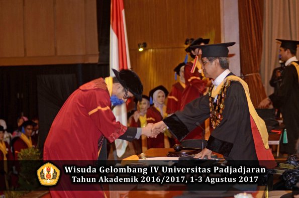 Wisuda Unpad Gel IV TA 2016_2017 Fakultas ISIP oleh  Rektor  046