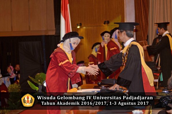 Wisuda Unpad Gel IV TA 2016_2017 Fakultas ISIP oleh  Rektor  048