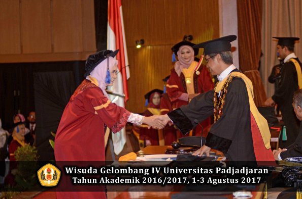 Wisuda Unpad Gel IV TA 2016_2017 Fakultas ISIP oleh  Rektor  049