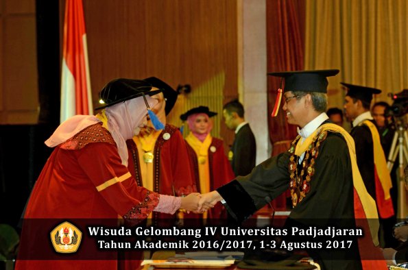 Wisuda Unpad Gel IV TA 2016_2017 Fakultas ISIP oleh  Rektor  050