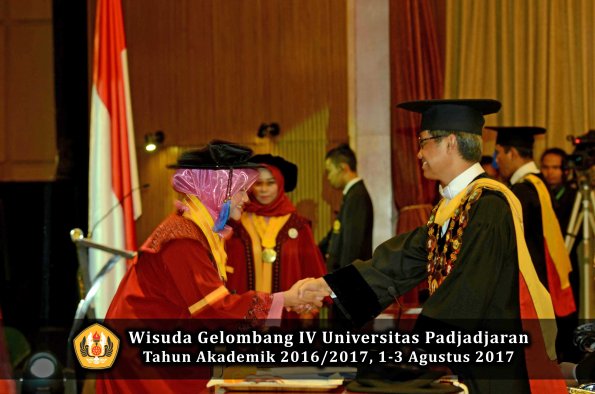 Wisuda Unpad Gel IV TA 2016_2017 Fakultas ISIP oleh  Rektor  052