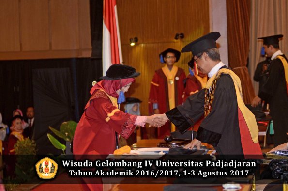 Wisuda Unpad Gel IV TA 2016_2017 Fakultas ISIP oleh  Rektor  053