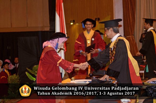 Wisuda Unpad Gel IV TA 2016_2017 Fakultas ISIP oleh  Rektor  054