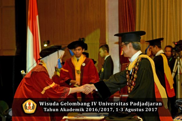 Wisuda Unpad Gel IV TA 2016_2017 Fakultas ISIP oleh  Rektor  059