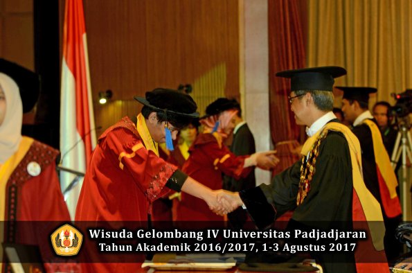 Wisuda Unpad Gel IV TA 2016_2017 Fakultas ISIP oleh  Rektor  060