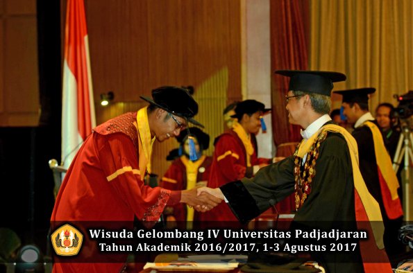 Wisuda Unpad Gel IV TA 2016_2017 Fakultas ISIP oleh  Rektor  064