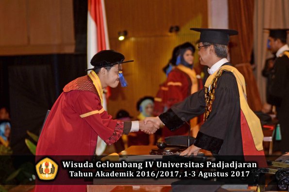Wisuda Unpad Gel IV TA 2016_2017 Fakultas ISIP oleh  Rektor  065