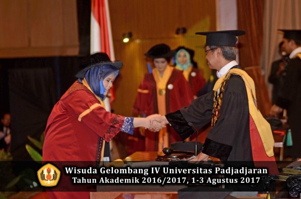 Wisuda Unpad Gel IV TA 2016_2017 Fakultas ISIP oleh  Rektor  066