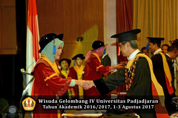 Wisuda Unpad Gel IV TA 2016_2017 Fakultas ISIP oleh  Rektor  069