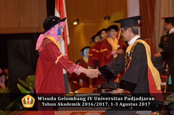 Wisuda Unpad Gel IV TA 2016_2017 Fakultas ISIP oleh  Rektor  070