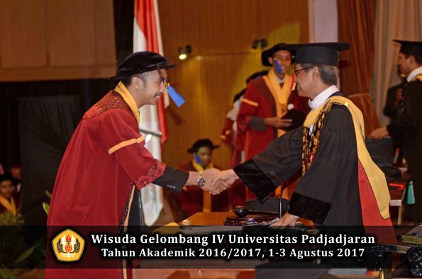 Wisuda Unpad Gel IV TA 2016_2017 Fakultas ISIP oleh  Rektor  072