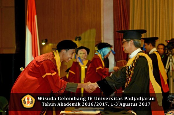 Wisuda Unpad Gel IV TA 2016_2017 Fakultas ISIP oleh  Rektor  073