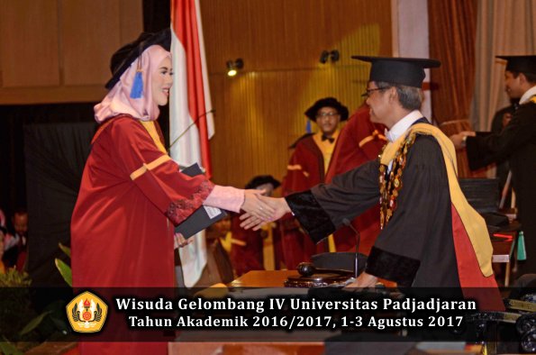 Wisuda Unpad Gel IV TA 2016_2017 Fakultas ISIP oleh  Rektor  075