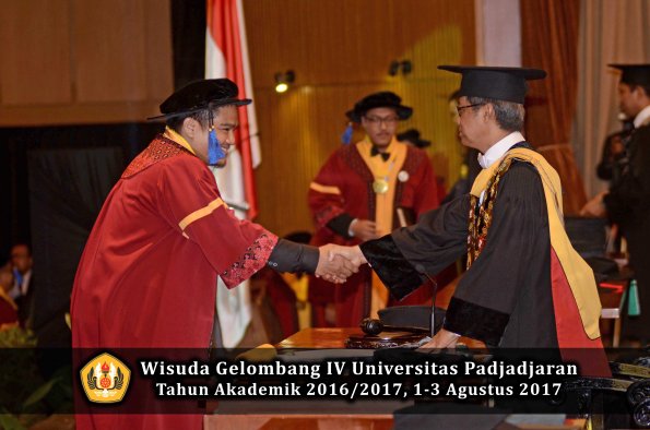 Wisuda Unpad Gel IV TA 2016_2017 Fakultas ISIP oleh  Rektor  076