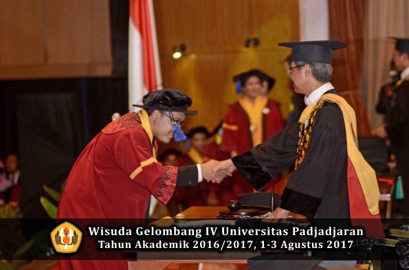 Wisuda Unpad Gel IV TA 2016_2017 Fakultas ISIP oleh  Rektor  077