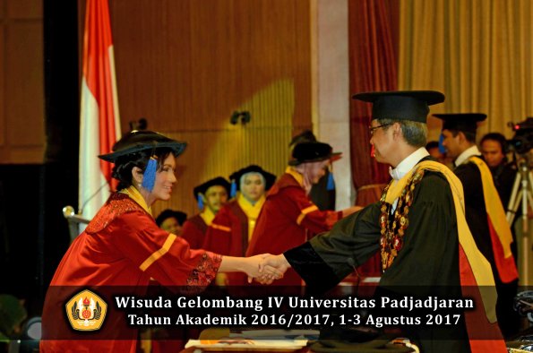 Wisuda Unpad Gel IV TA 2016_2017 Fakultas ISIP oleh  Rektor  078