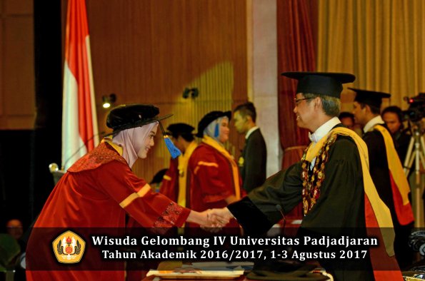 Wisuda Unpad Gel IV TA 2016_2017 Fakultas ISIP oleh  Rektor  079