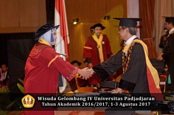 Wisuda Unpad Gel IV TA 2016_2017 Fakultas ISIP oleh  Rektor  080