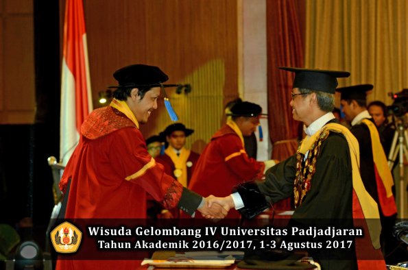 Wisuda Unpad Gel IV TA 2016_2017 Fakultas ISIP oleh  Rektor  081