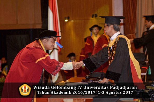 Wisuda Unpad Gel IV TA 2016_2017 Fakultas ISIP oleh  Rektor  082