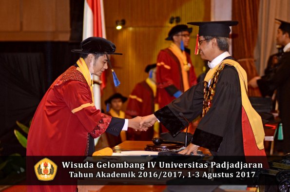 Wisuda Unpad Gel IV TA 2016_2017 Fakultas ISIP oleh  Rektor  083