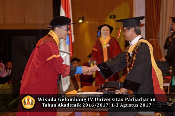 Wisuda Unpad Gel IV TA 2016_2017 Fakultas ISIP oleh  Rektor  084