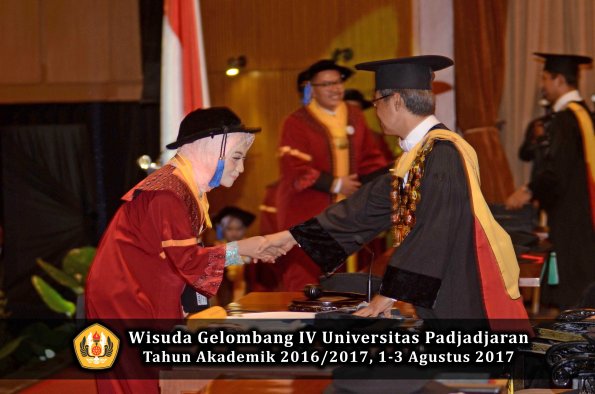 Wisuda Unpad Gel IV TA 2016_2017 Fakultas ISIP oleh  Rektor  085