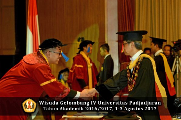 Wisuda Unpad Gel IV TA 2016_2017 Fakultas ISIP oleh  Rektor  086