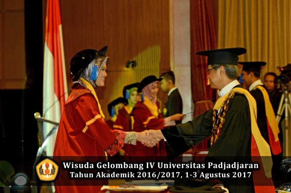 Wisuda Unpad Gel IV TA 2016_2017 Fakultas ISIP oleh  Rektor  089