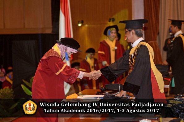 Wisuda Unpad Gel IV TA 2016_2017 Fakultas ISIP oleh  Rektor  090