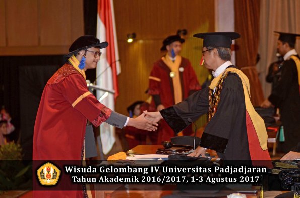 Wisuda Unpad Gel IV TA 2016_2017 Fakultas ISIP oleh  Rektor  093