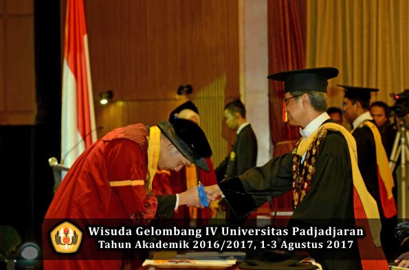 Wisuda Unpad Gel IV TA 2016_2017 Fakultas ISIP oleh  Rektor  094