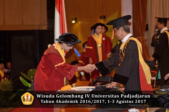 Wisuda Unpad Gel IV TA 2016_2017 Fakultas ISIP oleh  Rektor  096