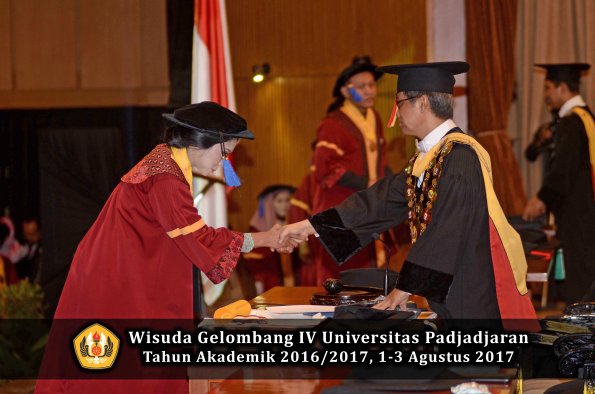 Wisuda Unpad Gel IV TA 2016_2017 Fakultas ISIP oleh  Rektor  097