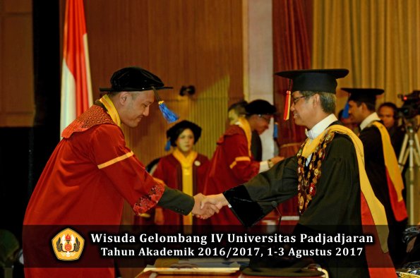 Wisuda Unpad Gel IV TA 2016_2017 Fakultas ISIP oleh  Rektor  098