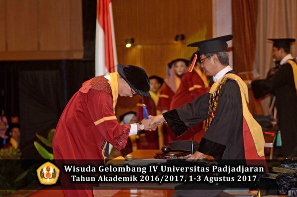 Wisuda Unpad Gel IV TA 2016_2017 Fakultas ISIP oleh  Rektor  099