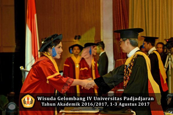 Wisuda Unpad Gel IV TA 2016_2017 Fakultas ISIP oleh  Rektor  100
