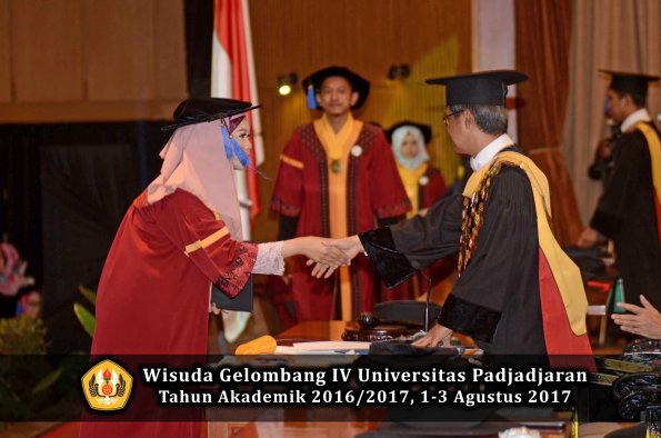 Wisuda Unpad Gel IV TA 2016_2017 Fakultas ISIP oleh  Rektor  101